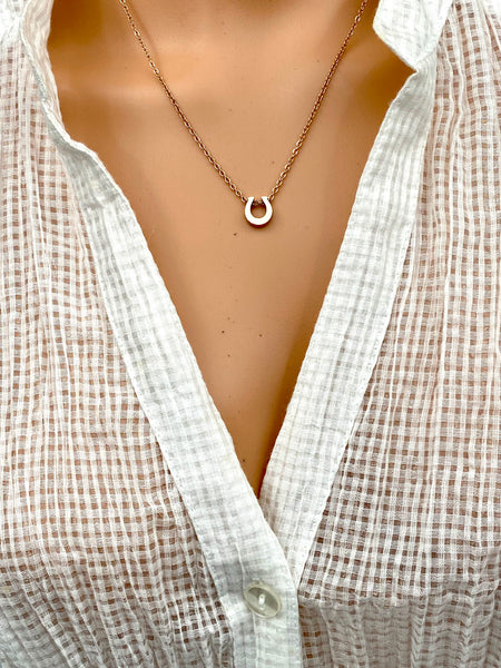 High Quality Rose Gold plated Non Tarnish Non Fade minimalist Stainless Steel necklace Jewelry Lucky Horseshoe shape pendant in dainty chain