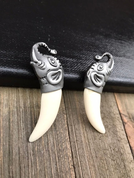 1 Silver Gray Metal Elephant Head Charm Boho Gypsy Hippie Gothic Punk Vintage Style Imitation Teeth Yoga Mala Necklace Pendant Biker's Gift